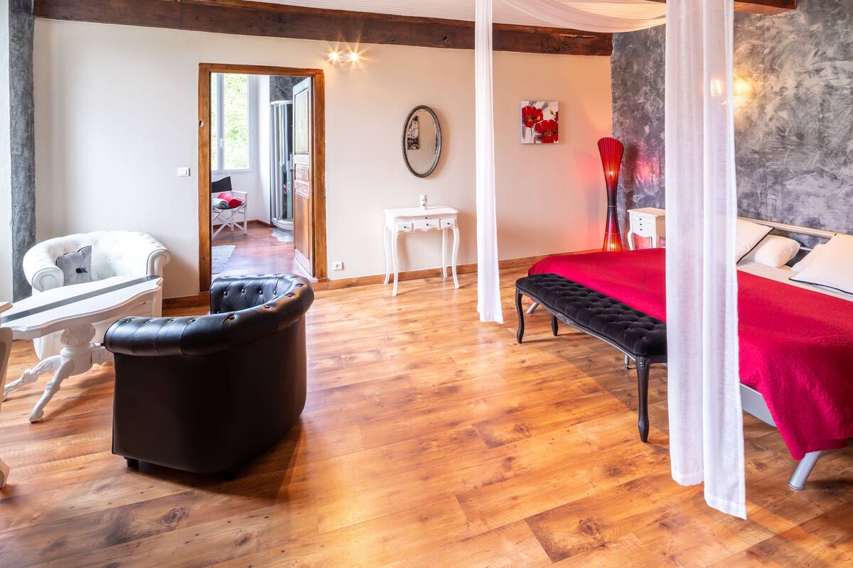 Premium Double Room | Desk, laptop workspace, WiFi (free), bed sheets