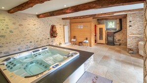 Indoor spa tub - La Bigourd'in (Escoubes-Pouts)