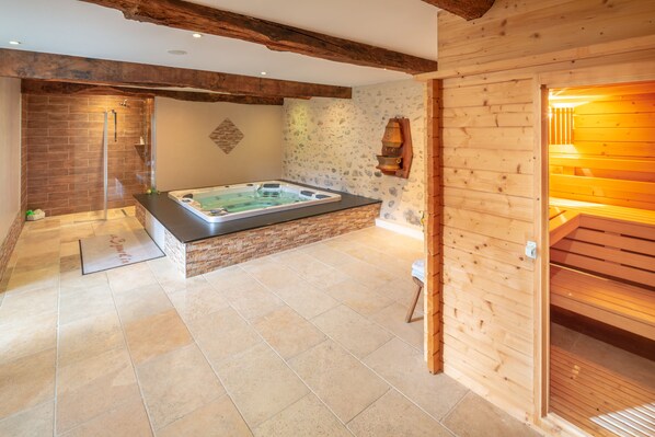 Sauna, bain à remous, hammam