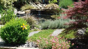 Kamar Double atau Twin Deluks | Pemandangan taman