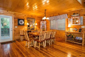 Dining - 5BR, 5.5BA log cabin (Nashville)