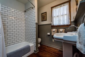 Tina con regadera y toallas 