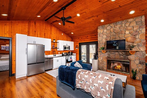 Hilltop Log Cabin | 13 Acres, Hot Tub, Views & Game Room 2BR, 2.5 BA