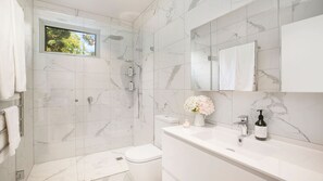 Dusche, Haartrockner, Handtücher