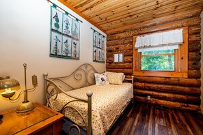 3 habitaciones, tabla de planchar con plancha y ropa de cama