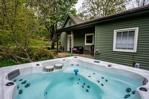 Romantic Creekside Cottage w/ Hot Tub | 2 Miles to Nashville
