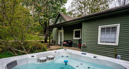 Romantic Creekside Cottage w/ Hot Tub | 2 Miles to Nashville