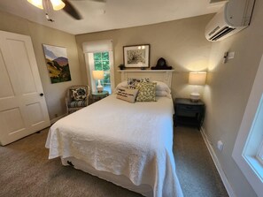 1 bedroom, iron/ironing board, WiFi (free), bed sheets - Romantic Creekside Cottage w/ Hot Tub | 2 Miles to Nashville (Nashville)