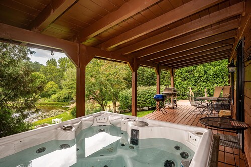Cozy Pondside Cabin w/ Hot Tub | Near Bloomington & Nashville