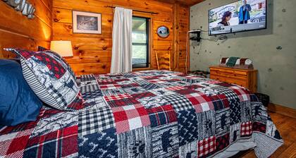 Cozy Pondside Cabin w/ Hot Tub | Near Bloomington & Nashville