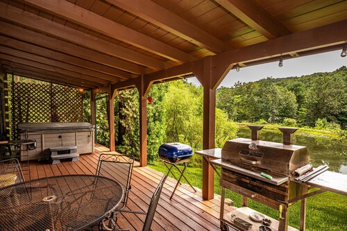 Cozy Pondside Cabin w/ Hot Tub | Near Bloomington & Nashville