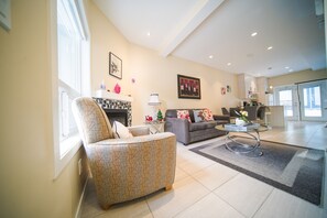 Smart TV, fireplace, video games - Promo Holidays!3Beds2Bath6PPL Banff Close Gem in Mountain View Townhouse (Harvie Heights)