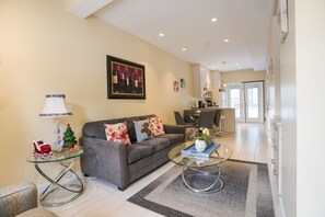 Smart TV, fireplace, video games - Promo Holidays!3Beds2Bath6PPL Banff Close Gem in Mountain View Townhouse (Harvie Heights)