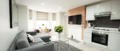Appartement supérieur, salle de bain privée | Bar-salon