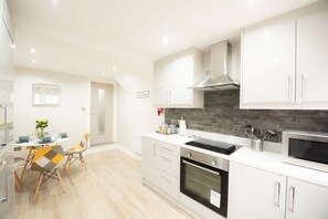 Deluxe Apartment, Ensuite, Garden View | Shared kitchen