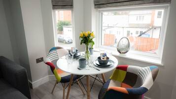 Superior Apartment, Private Bathroom | Dining