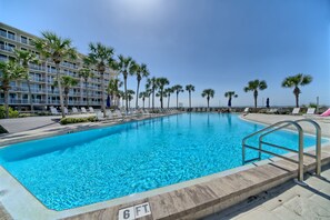 Outdoor pool - Oceanfront Dunes B406 + Free Seasonal Beach Loungers (Panama City)