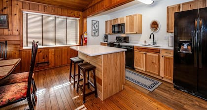 Spacious Lodge Near Nashville | Hot Tub, Pool Table & Huge Porch