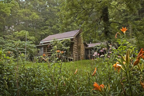 Dog-Friendly Log Cabin w/ Hot Tub | 4 Miles to Nashville, IN