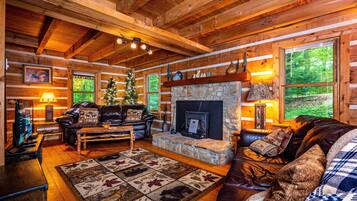 TV connectée, cheminée, lecteur de DVD, baby-foot