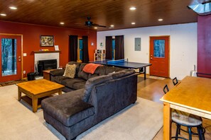 Smart TV, chimenea, reproductor de DVD y tenis de mesa 