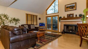 TV connectée, cheminée, lecteur de DVD, table de tennis de table