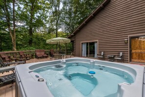 Terrace/patio - Unique secluded cabin, cathedral ceiling, gas cook range, pool table ,hot tub (Morgantown)