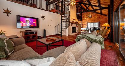 Unique secluded cabin, cathedral ceiling, gas cook range, pool table ,hot tub