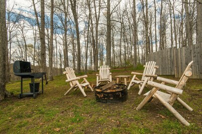 Hilltop Cottage w/ Hot Tub, Views & Near Yellowwood Trails 2BR, 2BA