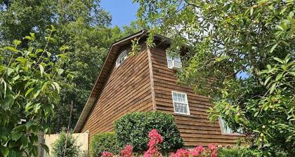 Hilltop Cottage w/ Hot Tub, Views & Near Yellowwood Trails 2BR, 2BA