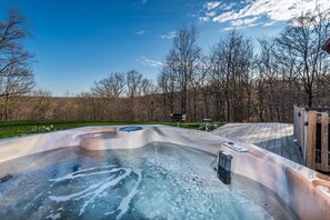 Outdoor spa tub - Secluded Log Cabin | Hot Tub, Fireplace & Near Nashville 2BR, 1.5BA (Nashville)