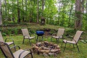 Property grounds - Hilltop Cabin 2 Miles to Nashville | Hot Tub & Valley Views 2BR, 2BA (Nashville)