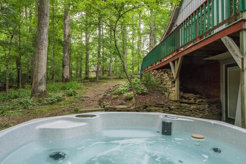 Hilltop Cabin 2 Miles to Nashville | Hot Tub & Valley Views 2BR, 2BA