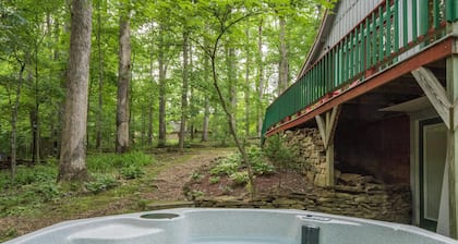 Hilltop Cabin 2 Miles to Nashville | Hot Tub & Valley Views 2BR, 2BA