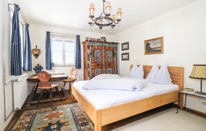 5 bedrooms, travel crib, free WiFi, bed sheets