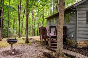 Property grounds - Secluded Hilltop Cabin | Hot Tub, Pool Table & Near Nashville 3BR, 3BA (Nashville)