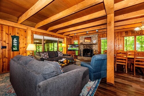 Secluded Hilltop Cabin | Hot Tub, Pool Table & Near Nashville 4BR, 3BA