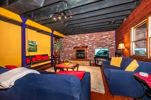 Fernseher, Kamin, Videospiele, DVD-Player