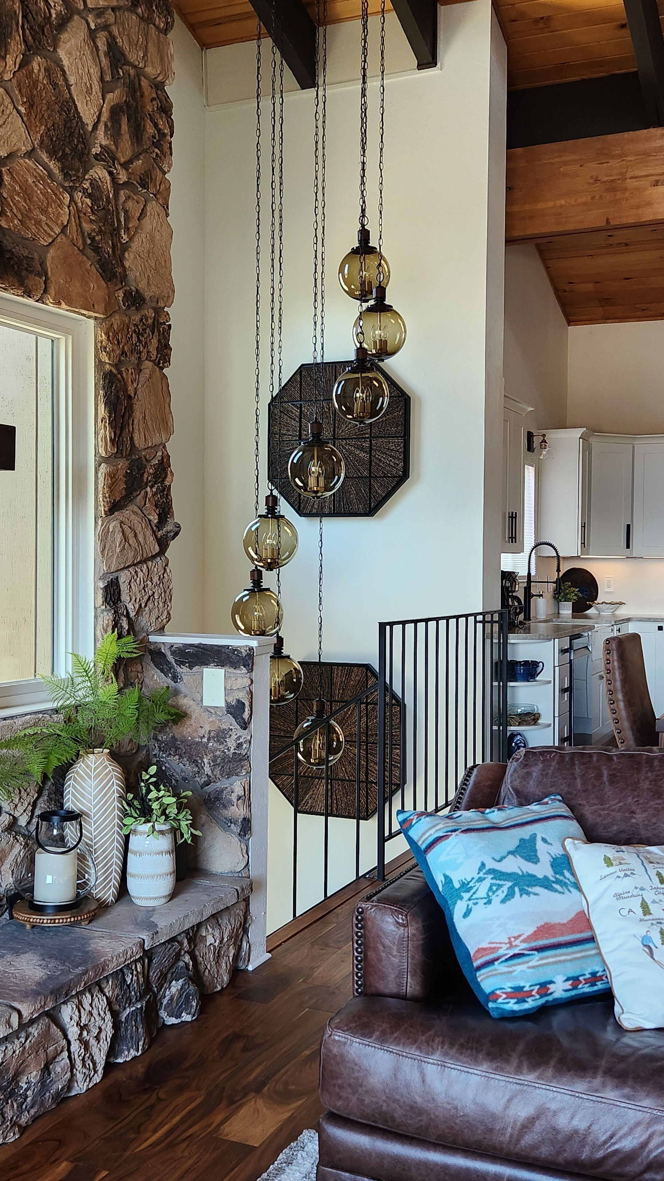 TV connectée, cheminée, livres, médiathèque