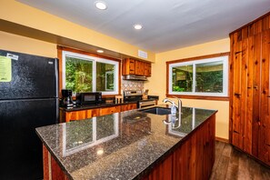 Fridge, microwave, oven, stovetop - 4BR, 2 BA (Nashville)