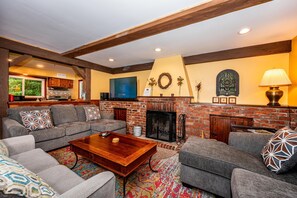 Fernseher, Kamin, DVD-Player, Bücher