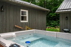 Outdoor spa tub - 85-Acre Family Cabin | Sleeps 12, Hot Tub & Near Nashville 4BR, 2 BA (Nashville)