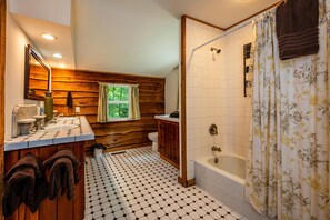 Towels - 85-Acre Family Cabin | Sleeps 12, Hot Tub & Near Nashville 4BR, 2 BA (Nashville)