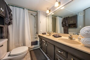 Towels - 5 Min to Nashville | Hot Tub & Peaceful Wooded Setting 2 BR, 1 BA (Nashville)