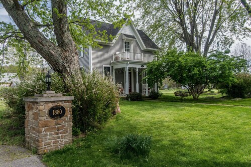 Farmhouse Retreat 2 Miles to Nashville | Hot Tub 3BR, 2BA