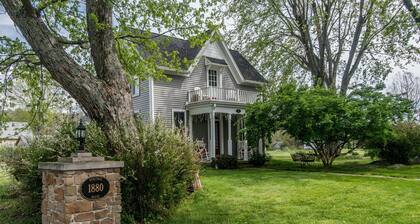 Farmhouse Retreat 2 Miles to Nashville | Hot Tub 3BR, 2BA