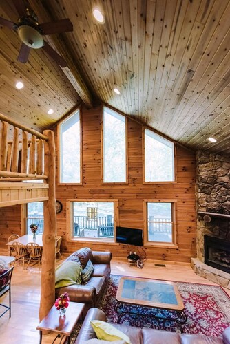 3BR, 2.5BA Log Cabin