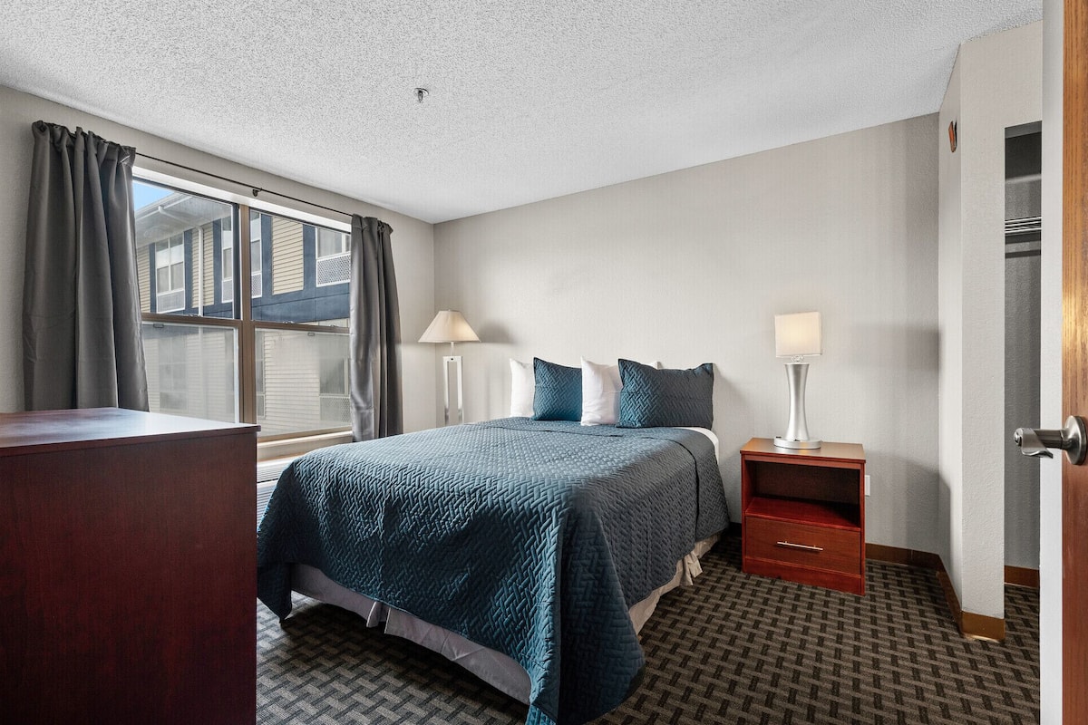 1 bedroom, blackout drapes, iron/ironing board, free WiFi