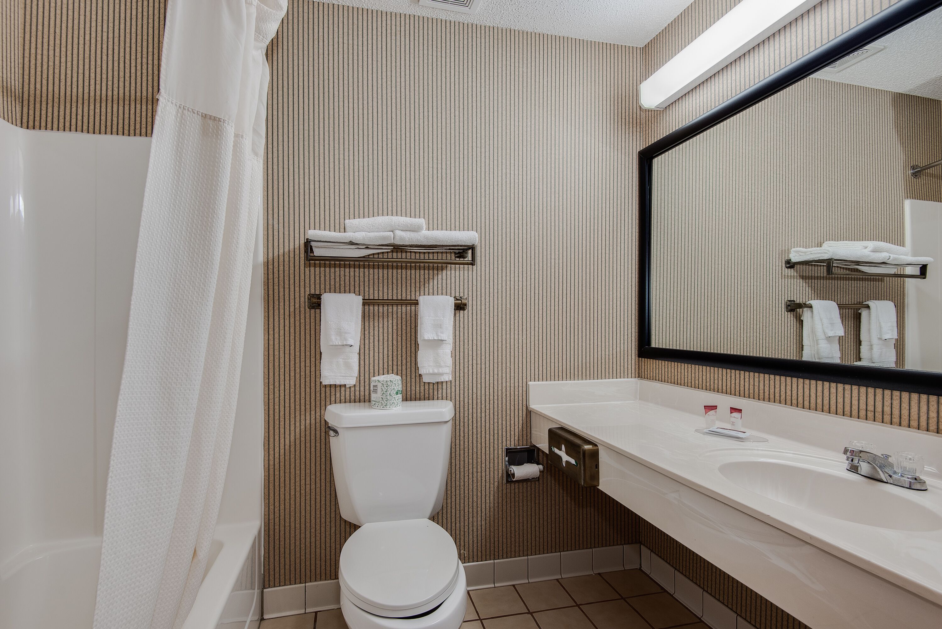 Een bad/douchecombinatie, gratis toiletartikelen, een haardroger