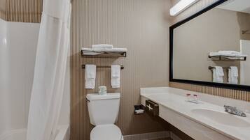 Een bad/douchecombinatie, gratis toiletartikelen, een haardroger